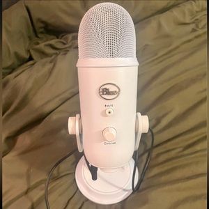 NEW Blue Microphones Yeti Multi-pattern USB Condenser Microphone - White